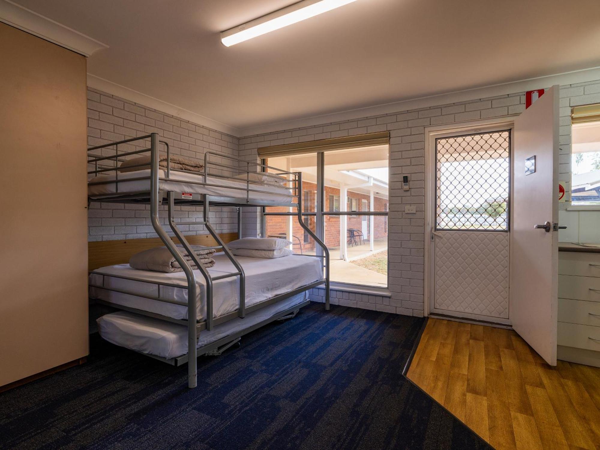 Nrma Dubbo Holiday Park Hotel Room photo