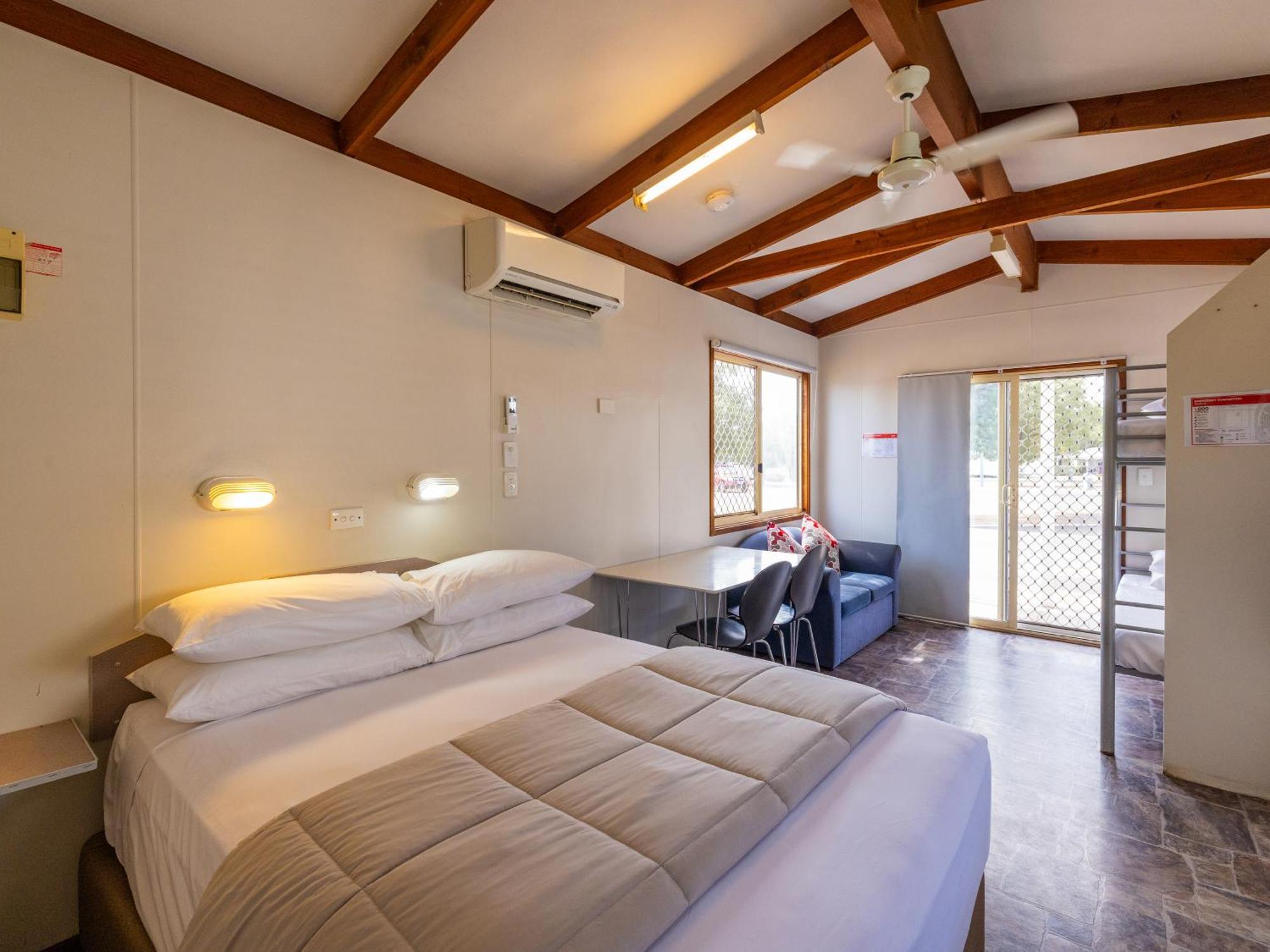 Nrma Dubbo Holiday Park Hotel Room photo